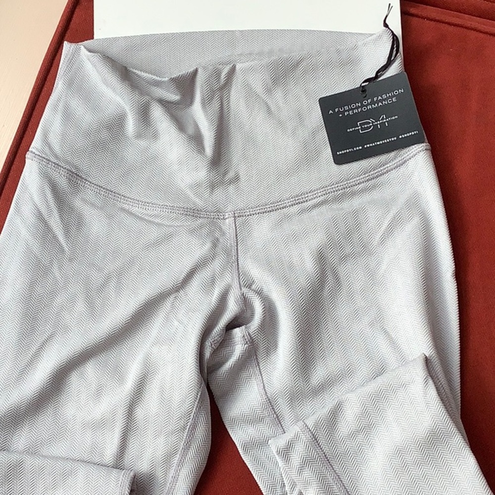 DYI Define Your Inspiration Yoga Light Grey Herringbone Pattern Leggings - NWOT